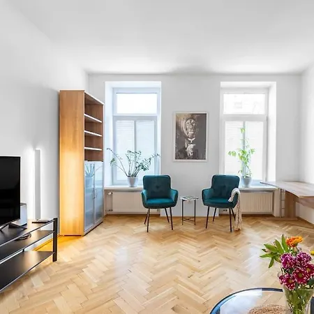 Urban Oasis Near Park And Center Apartment